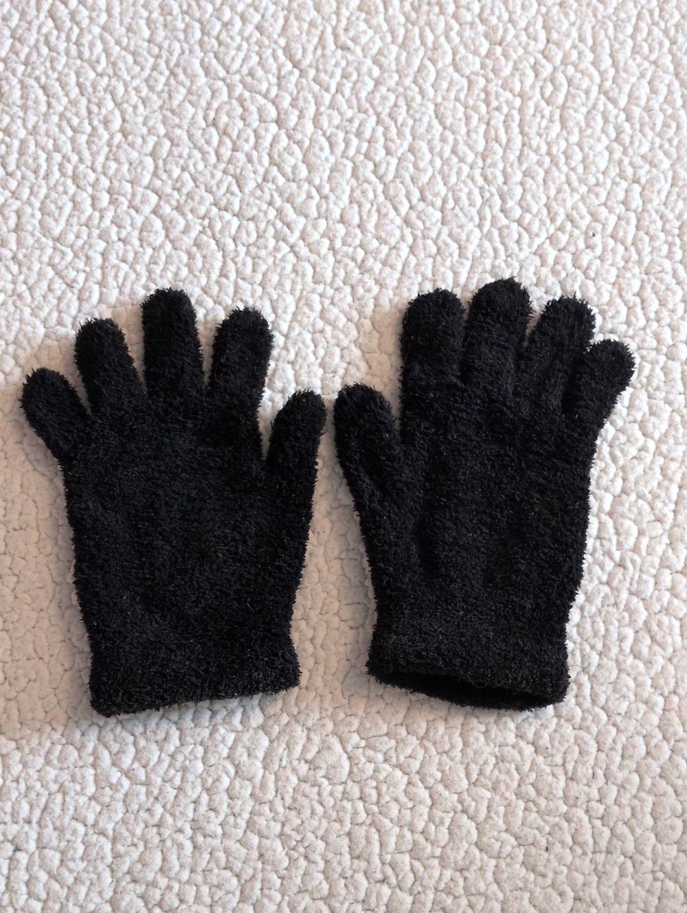 Amazon Essentials Magic Fuzzy Knit Minimalist Black Winter Gloves